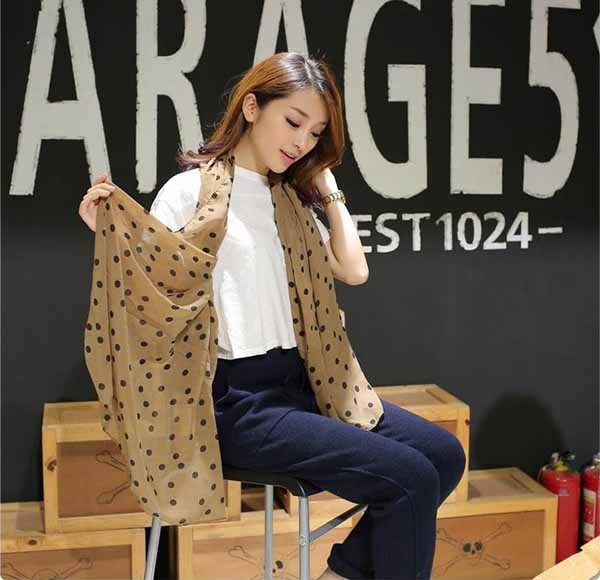 ผ้าพันคอชีฟอง แฟชั่นเกาหลีลายจุดผืนยาวสวยหรูใช้พันคอและผูกกระเป๋าคลุมหัวน่ารัก สีครีม - พร้อมส่งSC033 ราคา250บาท